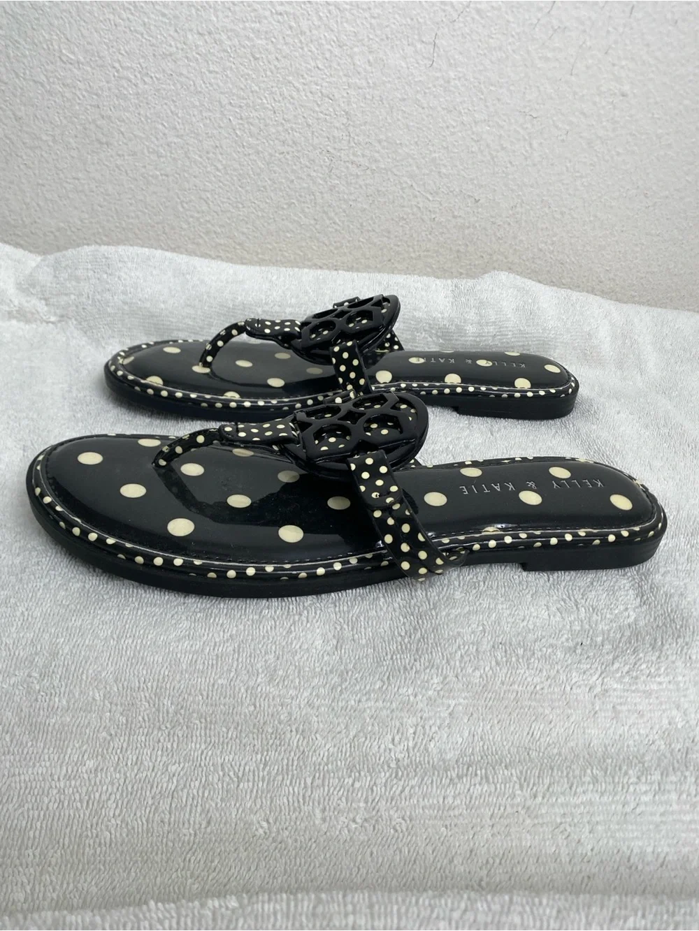Kelly & Katie Women's Black Cream Polka Dot Faux Patent Leather Sandal Size 9.5 - Picture 2 of 12